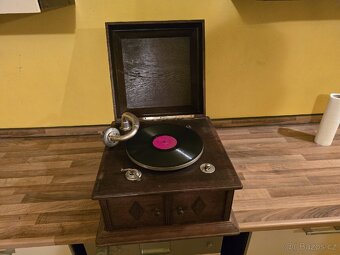 Krasny starozitny gramofon na kliku - 6
