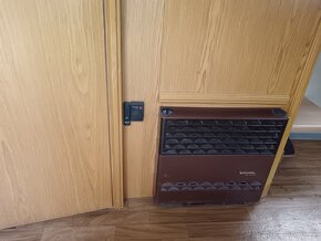 Pěkný karavan, bez SPZ na stání - 6