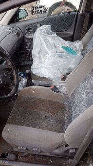 Mazda 323 F prodám veškteré náhradní dily - 6