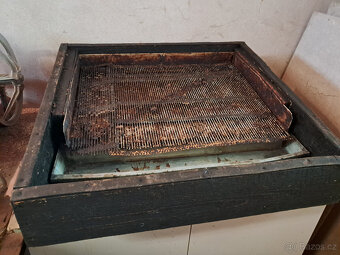 Včelařské potřeby – cedník, nádoby, atd. - 6