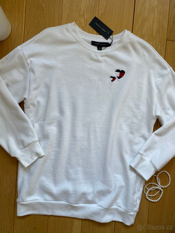 Bílá jednoduchá mikina s logovanými srdíčky Tommy Hilfiger - 6