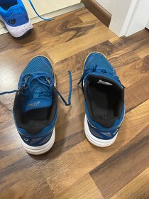 Sálové boty - ASICS UPCOURT 4, velikost stélky 25cm - 6