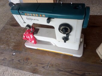 dva šicí stroj veritas a jiný - 6