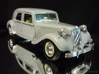 Citroen 15CV 6 Cyl.1952 Maisto 1/18 - 6