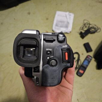 Videokamera Canon starší pouzdrem - 6