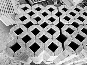 Betonový plot . KRATKA ČEKACI LHŮTA - 6