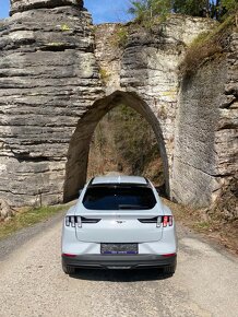 Mustang Mach-e perleťově bílý, příplatková barva, 6.000km - 6