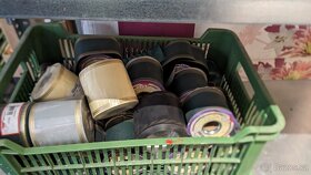 Prodám stuhy 100 a 75 mm široké více barev - 6
