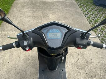 Elektroskútr Hecht Equis 90km/h výkon 7 kW, 72V 40Ah baterie - 6