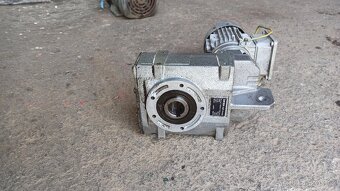 Elektromotory Lenze s převodovkou - 6