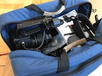 Canon EOS C100 Dual Pixel AF, světlomet, opěrka, objektiv 18 - 6