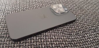 iPhone 15 Pro top stav - 6