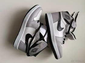 Jordan 1 Mid Light Smoke Grey

 - 6