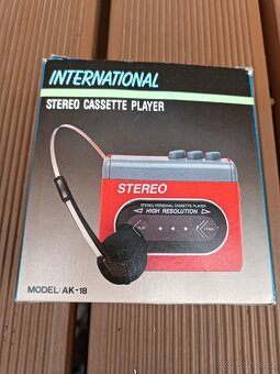 Stereo kazetový přehrávač ve stylu walkman+ sluchátka. - 6