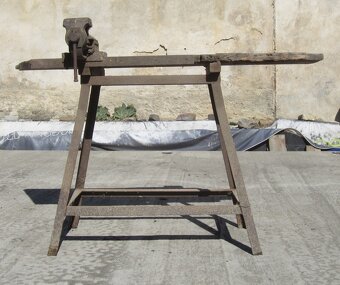 Starý dílenský ponk se svěrákem - 6