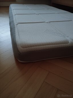 Postel se dvěma matracemi, lůžkovinami a ložním prádlem - 6