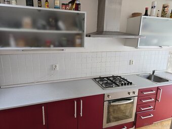 Dobře udržovaná kuchyň s troubou, varnou deskou a lednicí Go - 6