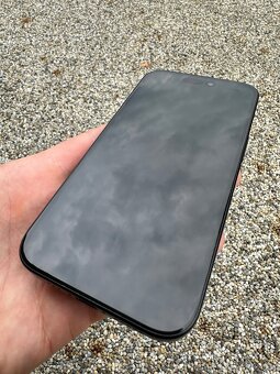 Iphone 15 - baterie 94% - 6