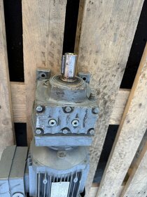 ELEKTROMOTOR S PREVODOVKOU 141 alebo 246 ot/min - 6