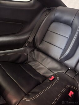 Interiér ford mustang gt pěti litr - 6