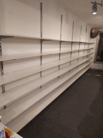 Prodám zařízení z obchodu s oděvy (stojany, štendry, světla) - 6