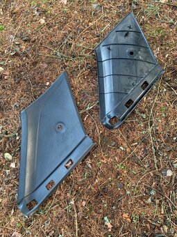 Golf Mk2 - B, C Sloupky černé. Parapety černé s kobercem - 6