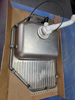 rohový nerez dřez s baterií - 6