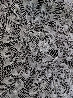 Ručně háčkované ubrusy v bílé a krémové barvě - 6