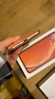 iPhone XR 64GB korálový, top stav - 6