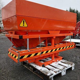 Rozmetadlo písku soli 1000 l - 6