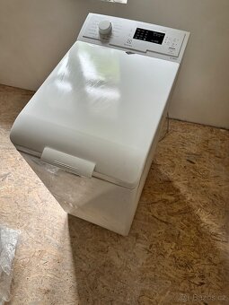 Prodám pračku Elektrolux EWT1062IFW, horní plnění - 6