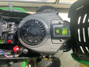 Zahradní traktor John Deere X147 - 6