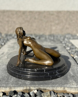 Erotická bronzová sochaLežící nahá žena smyslný akt slečna - 6