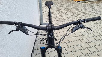 YT Capra 29 CORE, Vzduch. tlumiče FOX, SRAM NX 1x12, Rám M - 6