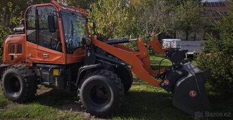 KOLOVÝ KLOUBOVÝ NAKLADAČ 920T - 6