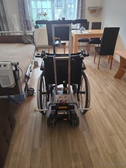 Pásový schodolez a invalidním vozíkem a antidekubitní požkou - 6