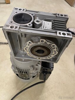Elektromotor s šnekovou převodovkou a nouzovým vypínačem - 6