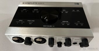 Profi zvuková karta NI Komplete Audio 6 - 6