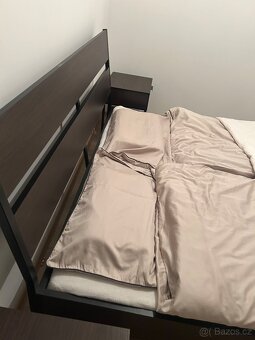 Postel s roštem a nočními stolky - 6