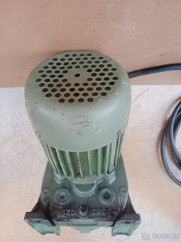 Elektromotor s převodovkou.40 ot/min. - 6