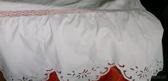 Prodám starý vyšívaný ubrus a přehoz - 6