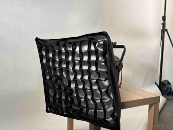Rayzr 7 300 Daylight + Softbox - 6