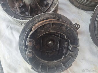 Jawa 250 350 kývačka - náboje kol + brzdové štíty - 6