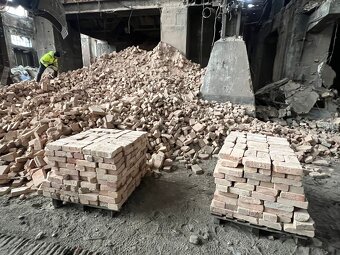 Šamotové cihly, krb, udírna 100 let staré - 6