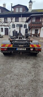 Hákový nosič kontejnerů AVIA - 6