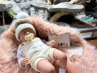 Luxusní realistická panenka v kulichu N.O.V.Á. - 6