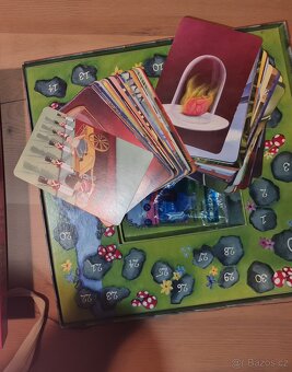 Dřevěný domeček, police,HRY,  DVD, a přilby cyklo a lyžařská - 6