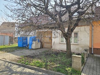 Polořadový rodinný dům v obci Šakvice, CP 304 m², garáž a... - 6