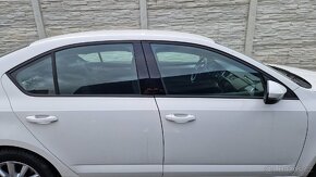 Škoda Octavia III sedan výřez karoserie blatník - 6