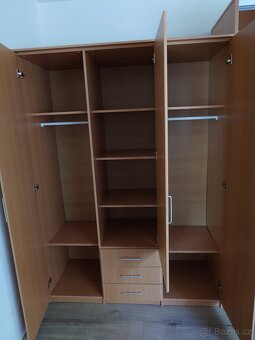 1 velká šatní skříň, 1 menší šatní skříň - 6